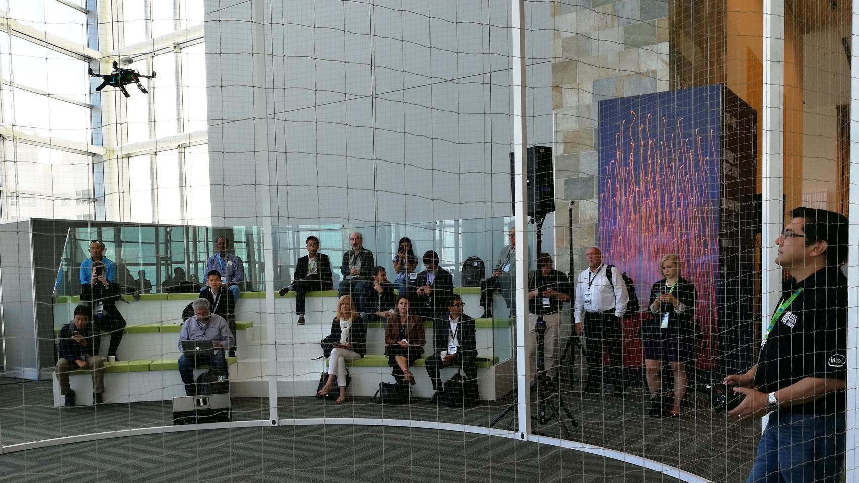 Una de las demostraciones de vuelo en la jaula de drones del IDF.