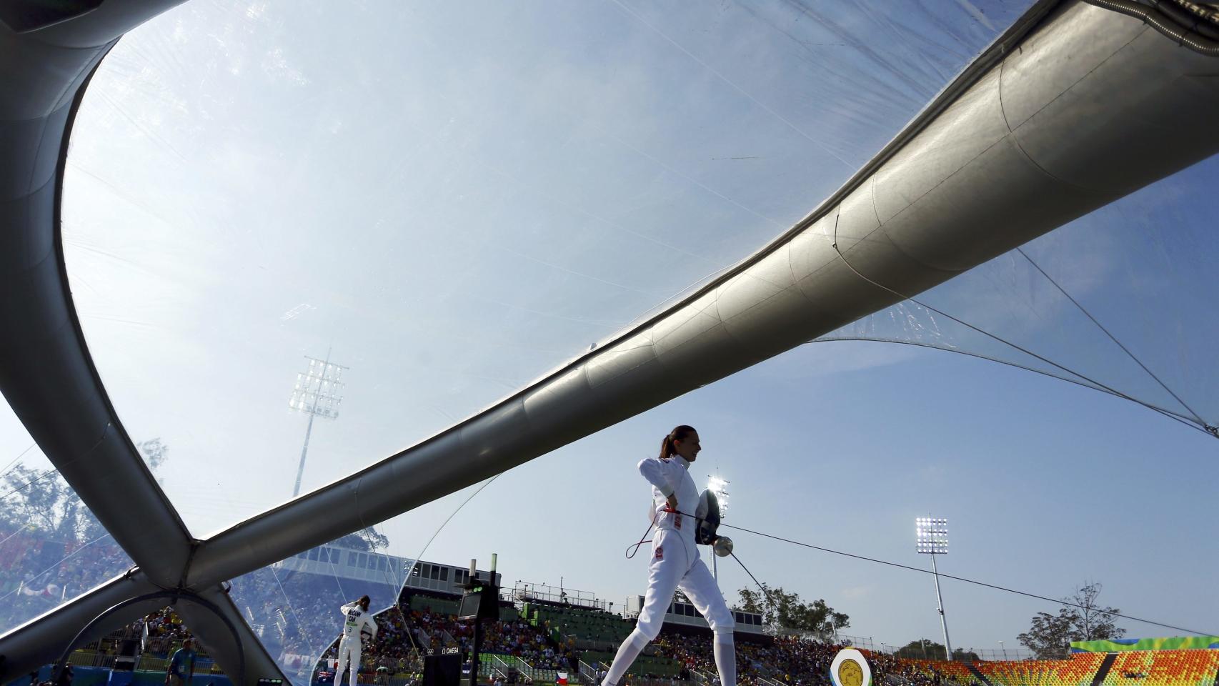 La polaca Oktawia Nowacka en la ronda extra de esgrima de pentatlon moderno