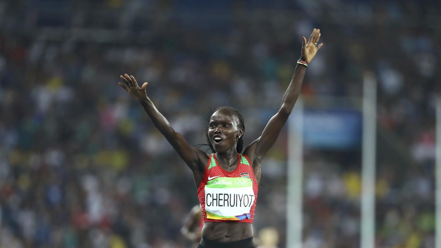 Cheruiyot celebra la medalla de oro en los 5.000 metros.