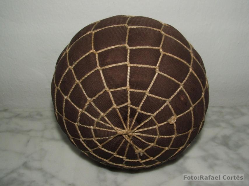 Recreación del balón que se utilizaba para jugar al fútbol a finales del siglo XIX.