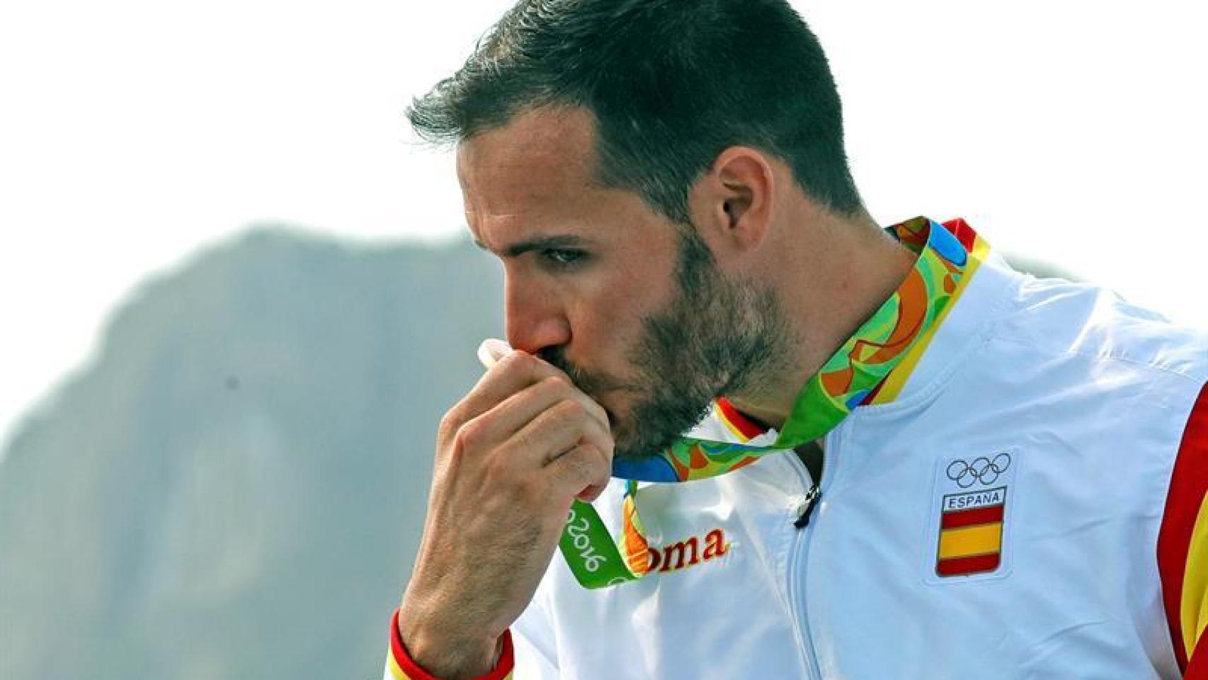 Saúl Craviotto besa su medalla de bronce.
