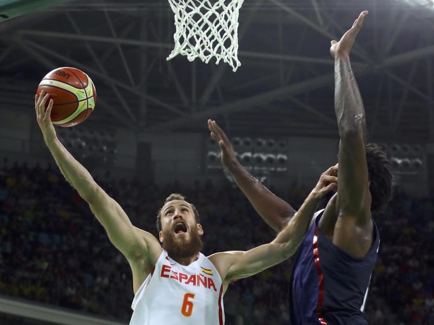 Sergio Rodríguez y su falta en ataque sobre DeAndre Jordan.