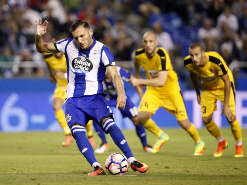 Lucas Pérez lanza un penalti.