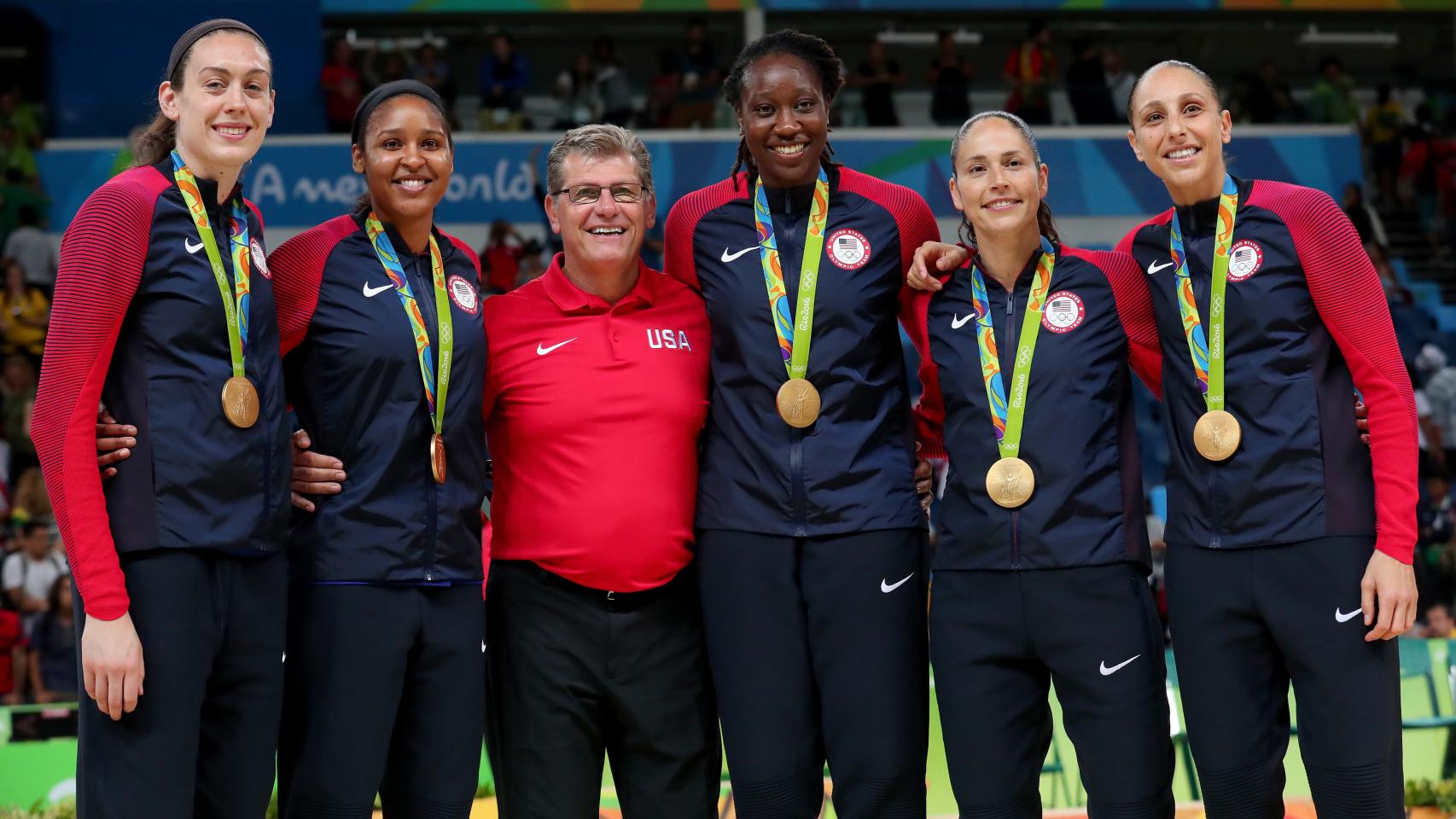 Algunas jugadoras de USA, entre ellas Moore y Charles, con su entrenador.