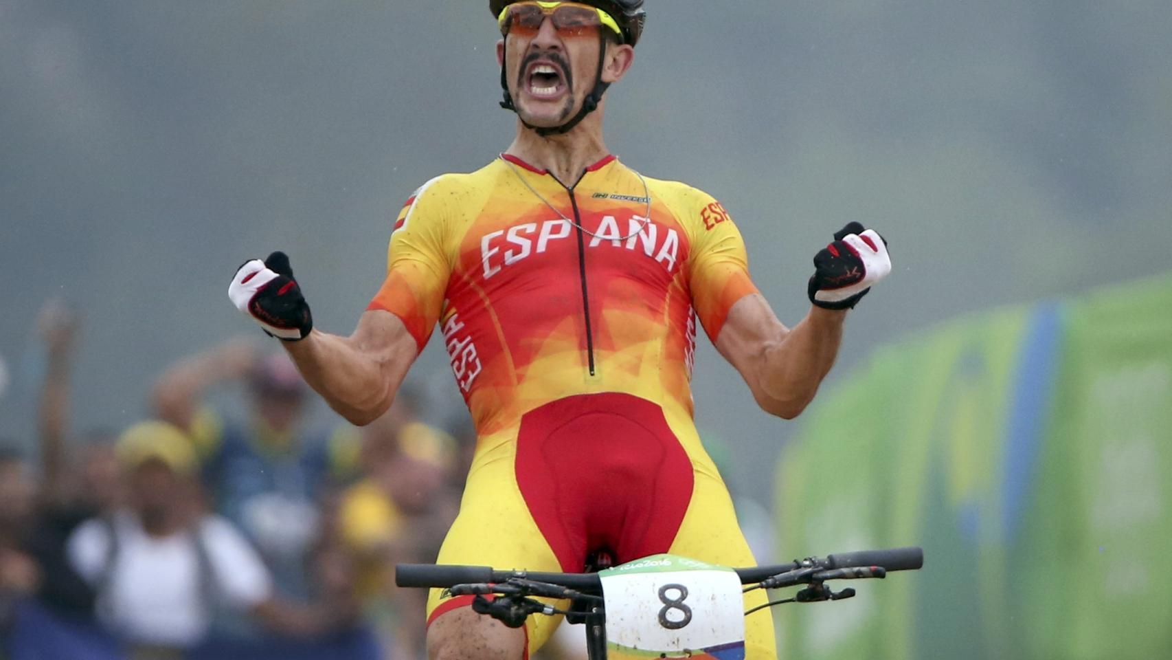 Carlos Coloma celebra su victoria.