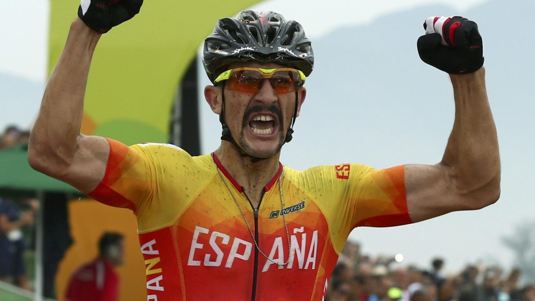 Carlos Coloma celebra su victoria.