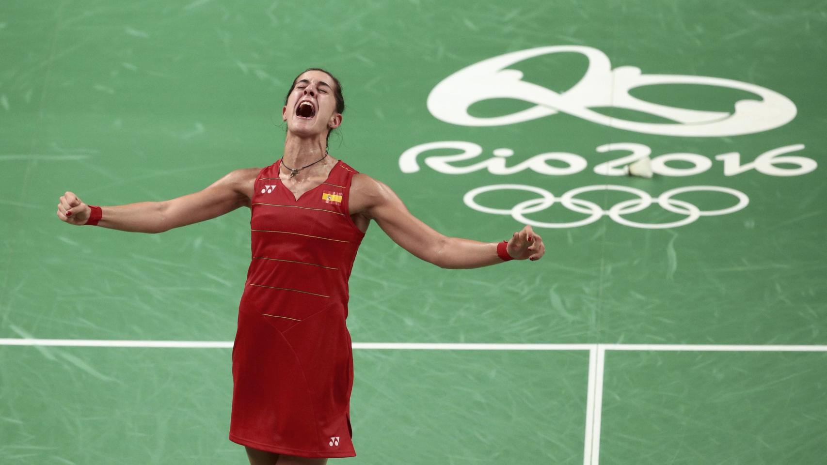 Carolina Marín celebra con rabia su medalla de oro en bádminton.