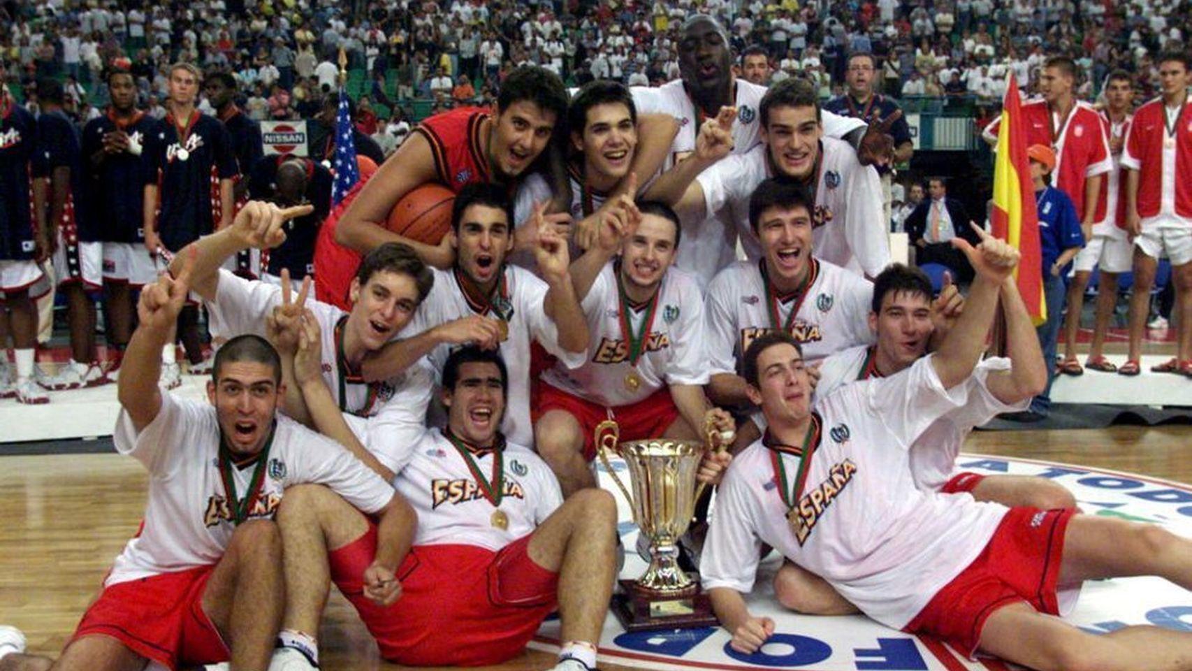 Los júniors de oro celebran el Mundial de 1999.