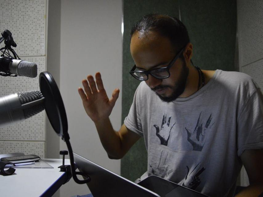 George Noureh en la radio de los refugiados.