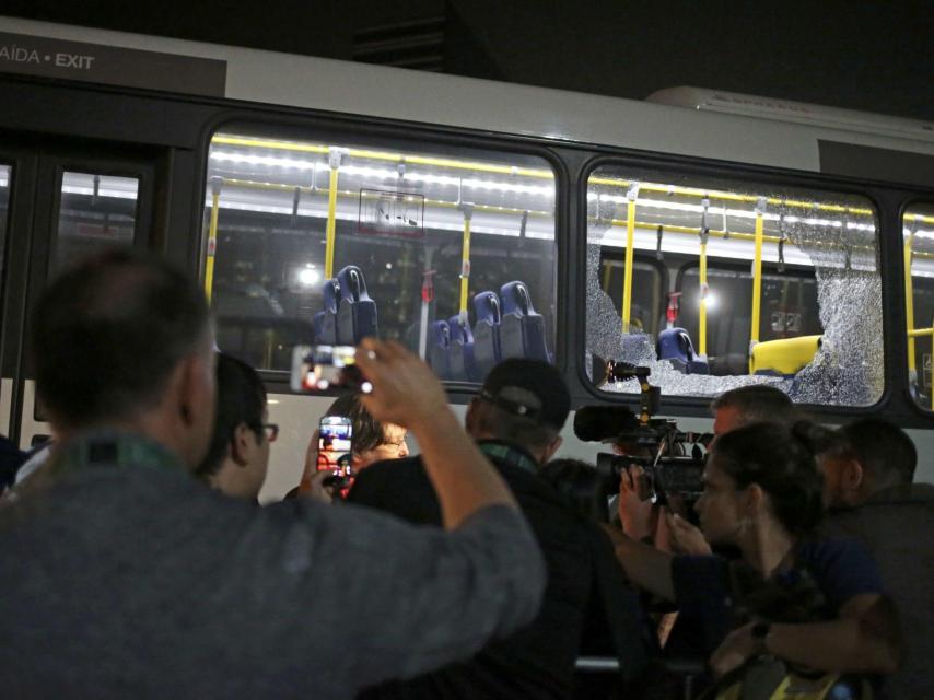 Así quedó el autobus de prensa 'atacado' con dos piedras.