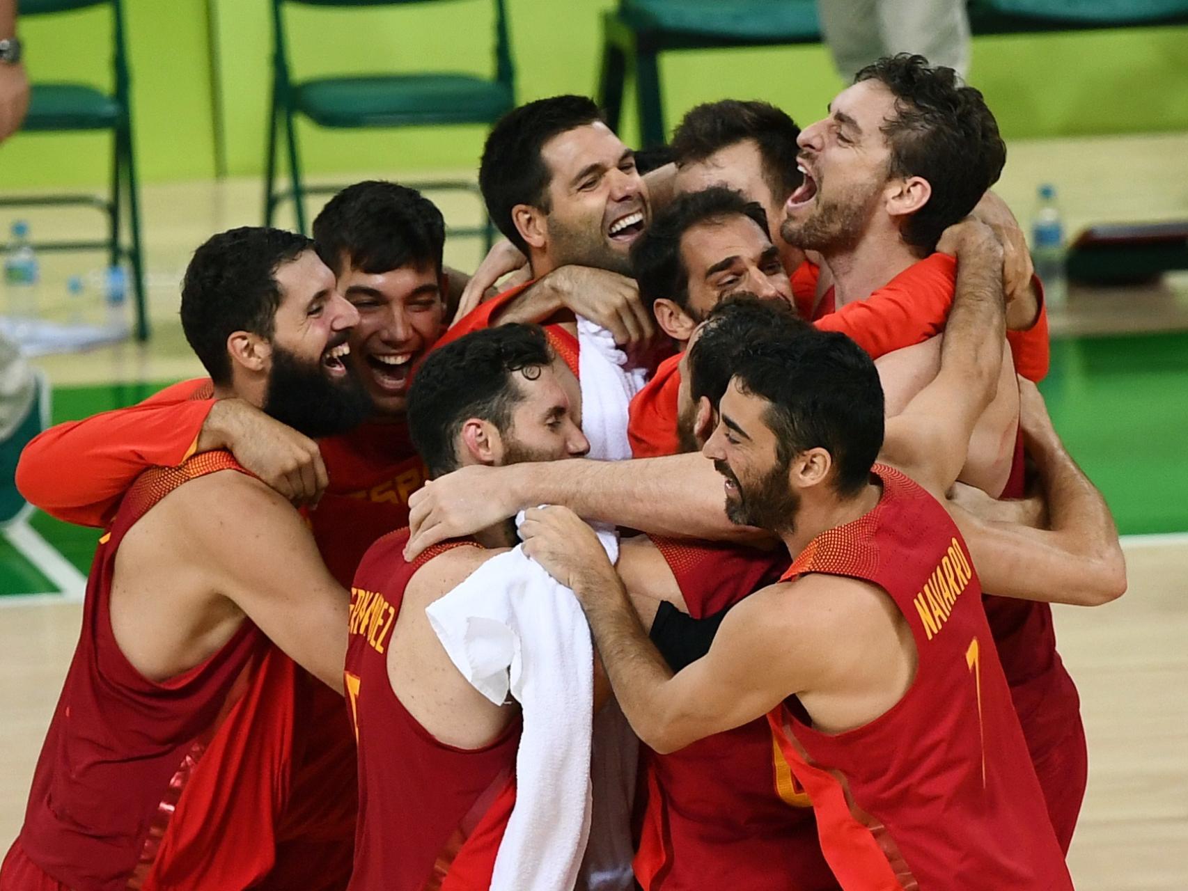 Corrillo de España tras el bronce contra Australia.
