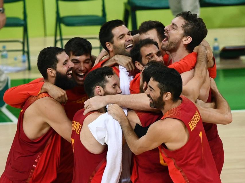 Corrillo de España tras el bronce contra Australia.