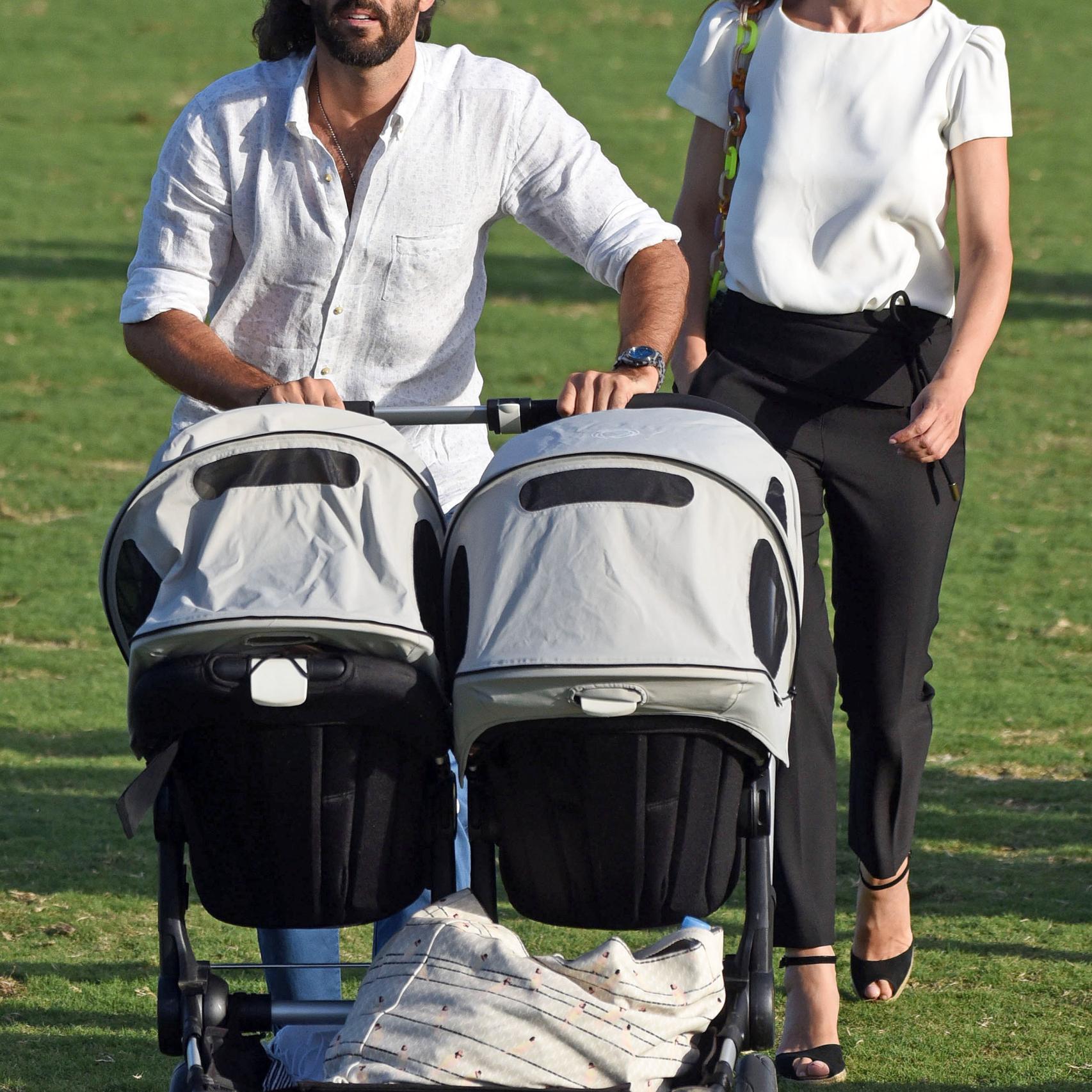 Raquel y Matías en Sotogrande con sus dos pequeños.