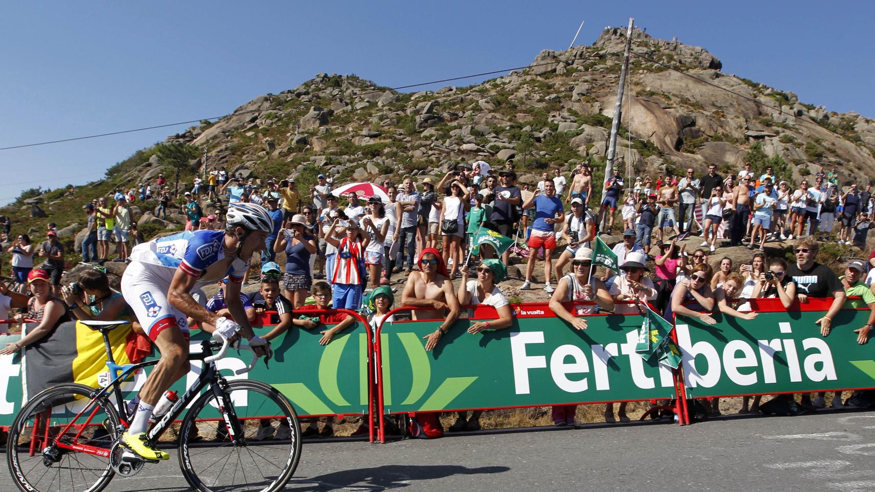 El francés Geniez coronando el Mirador de Ézaro.