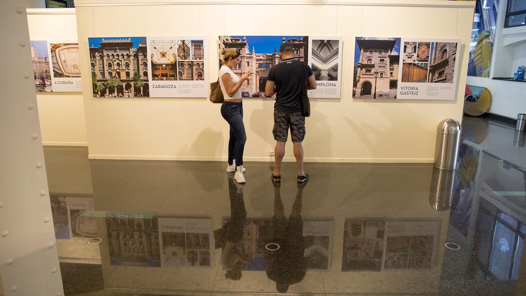 Dos personas visitan la exposición.