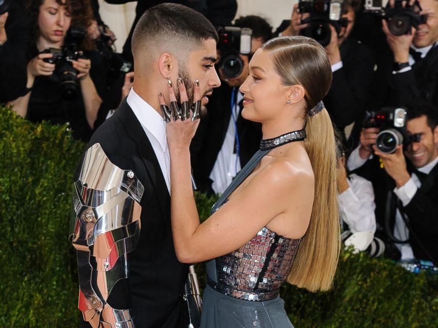 Gigi Hadid y Zayn Malik muy acaramelados en la alfombra roja.
