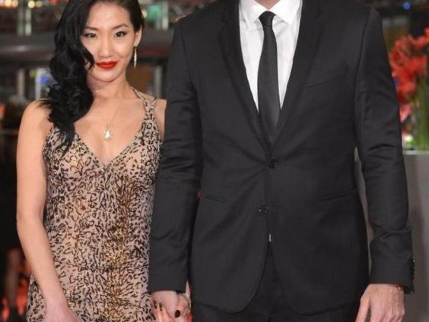 Nicolas Cage y Alice Kim muy glamurosos ante los flashes.