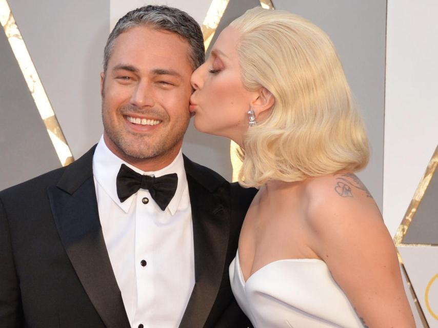 Lady Gaga besando a Taylor Kinney.