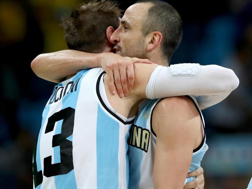 Ginóbili y Nocioni se abrazan tras la victoria ante Brasil.