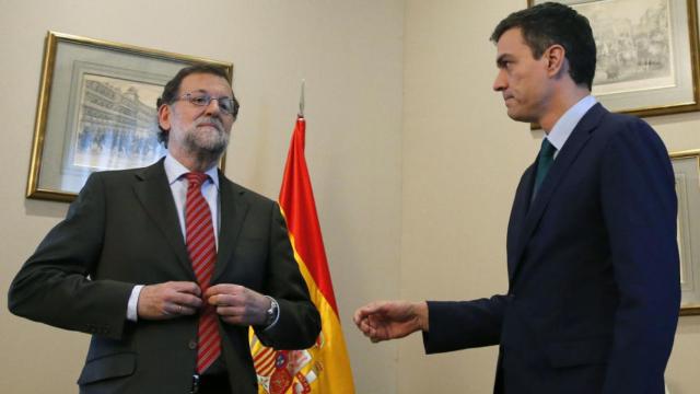 Rajoy niega el saludo a Sánchez ante la prensa