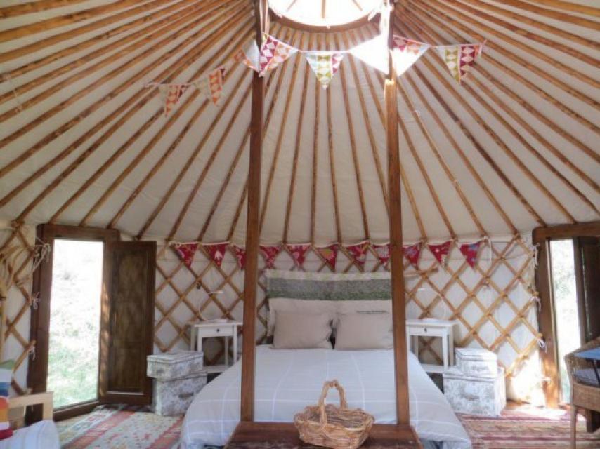 Dentro de la yurta encontrarás diferentes ambientes en un espacio diáfano.