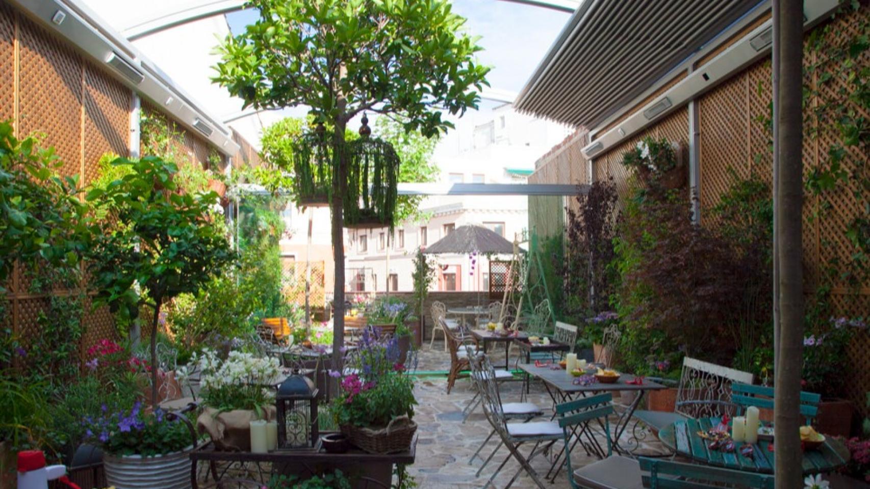 En pleno epicentro de Madrid puedes escapar del tráfico y los semáforos ene sta terraza con muy buen ambiente.