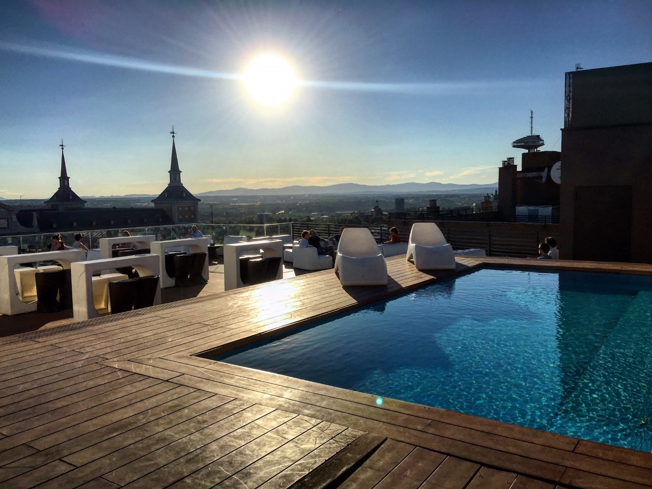 Una terraza frecuentada por universitarios y gente joven.