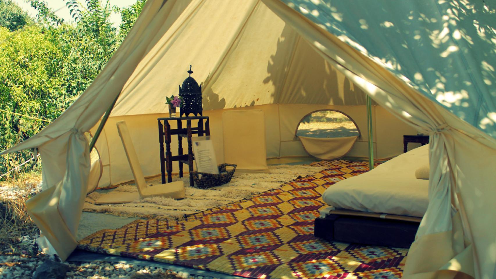 Cuenta con una cocina exterior equipada.