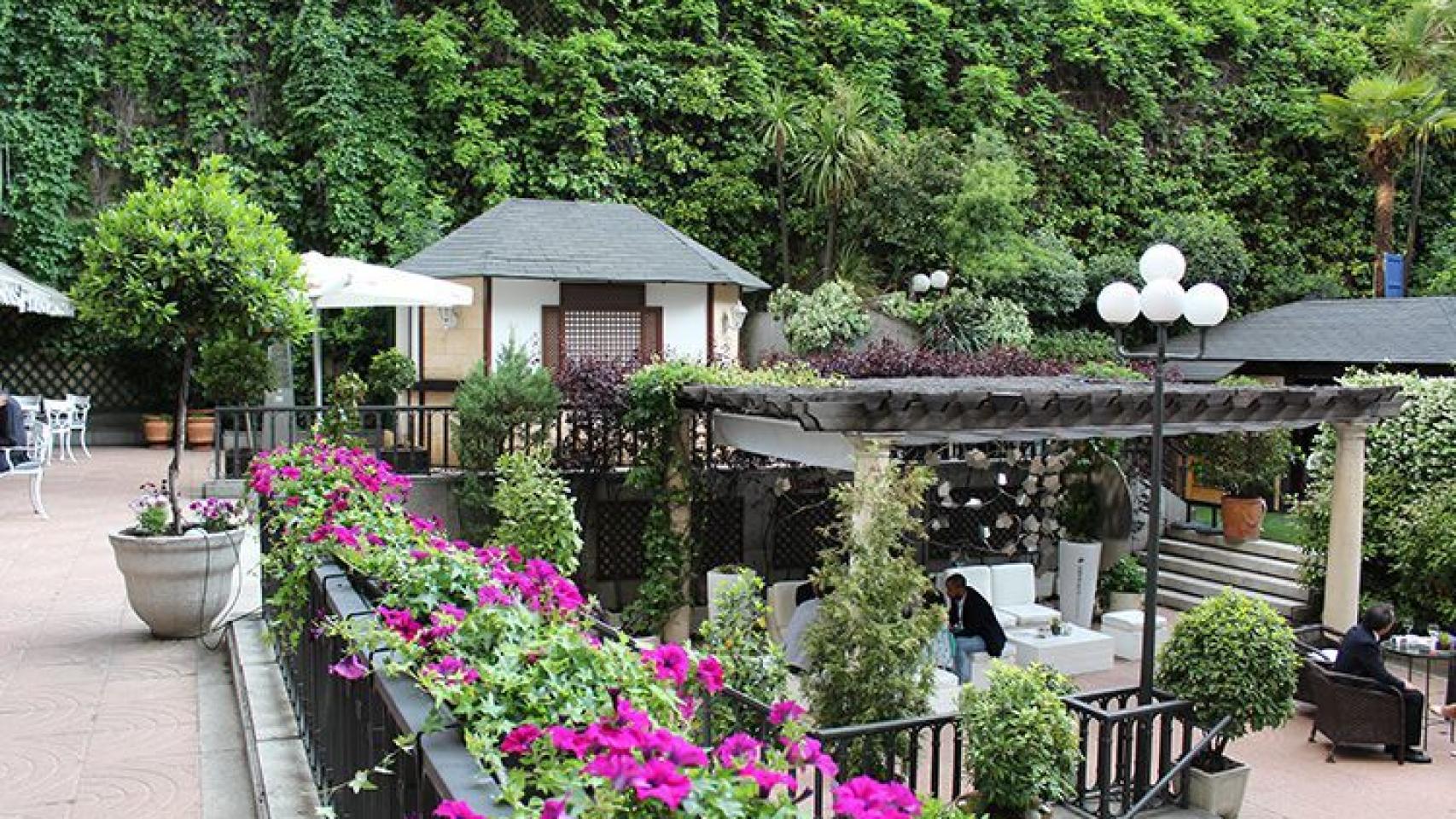 Huye del calor de la capital en este lugar rodeado de árboles y plantas.