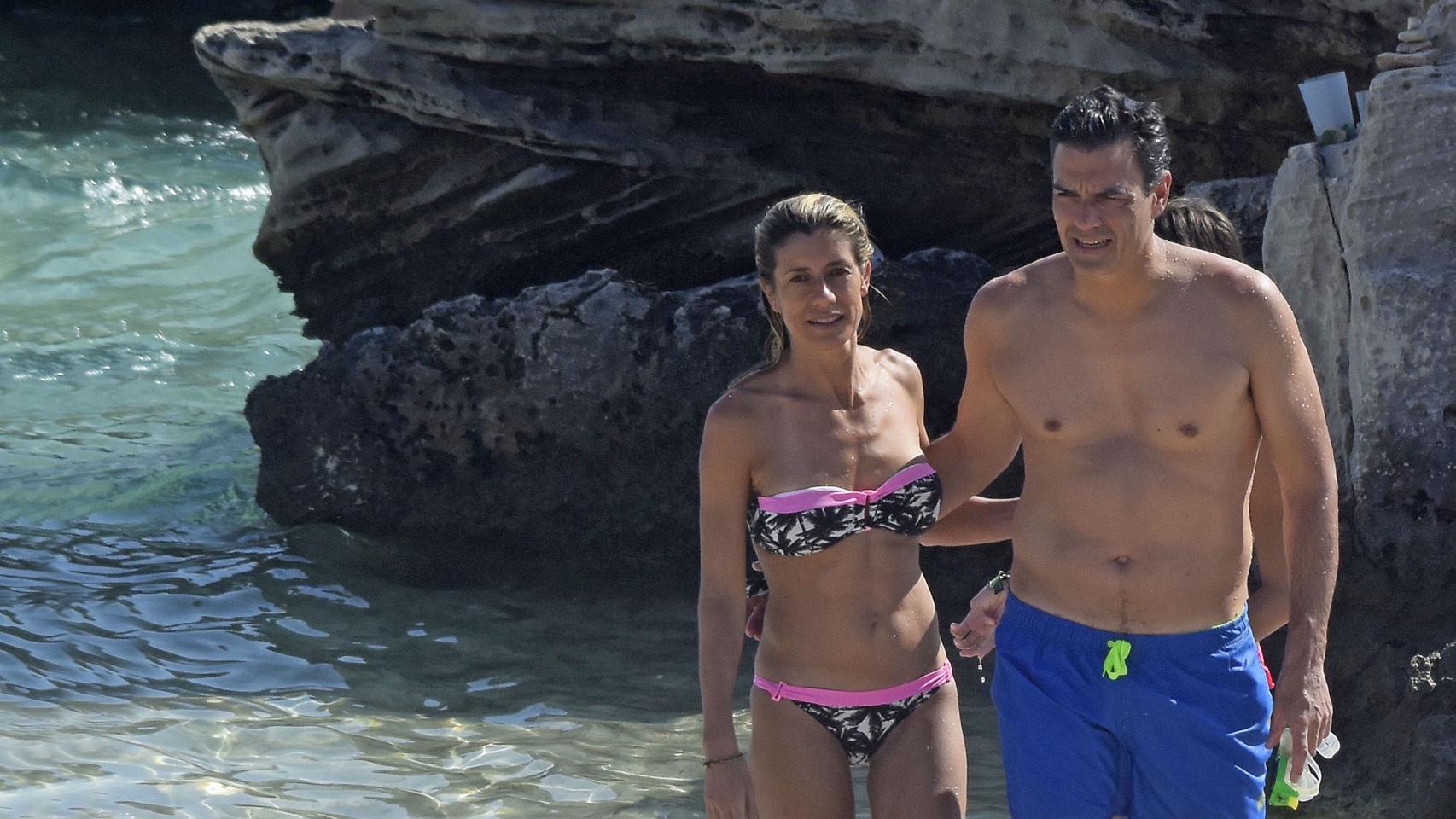 Pedro Sánchez y Begoña Gómez disfrutan de una escapada a Ibiza con sus hijas.