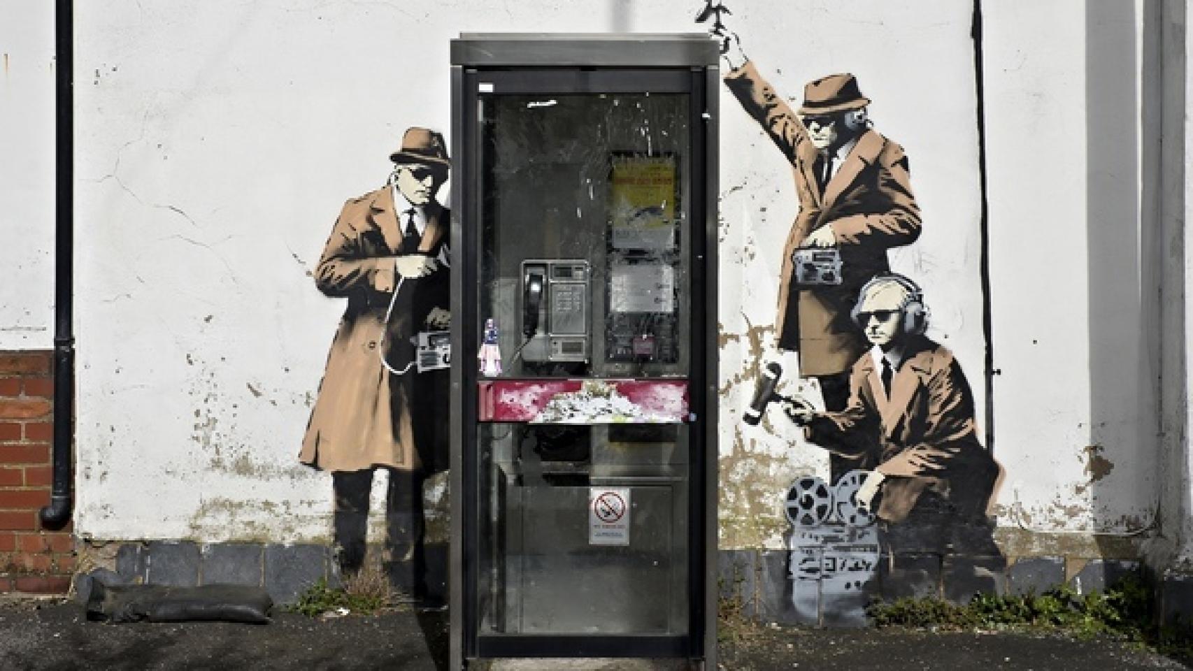 La obra de Banksy Spy Booth en la localidad de Cheltenham.