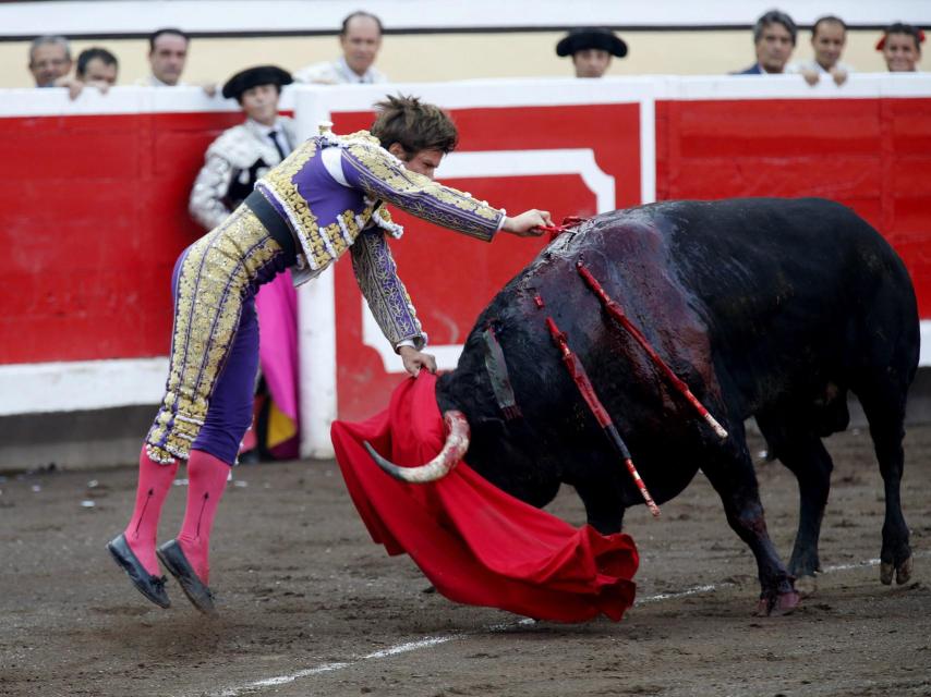 El Juli entra a matar a su primer toro.