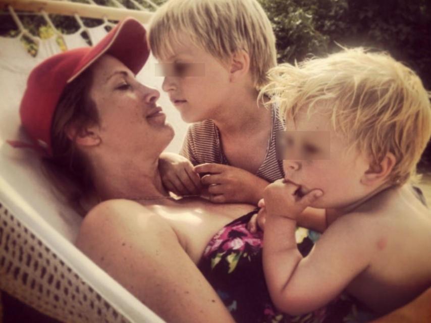 La exnovia de don Felipe, con sus dos hijos pequeños.