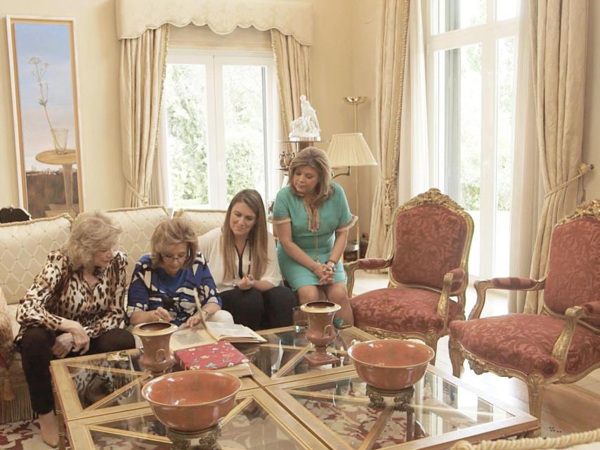 La lujosa sala de estar de la casa del clan Campos.