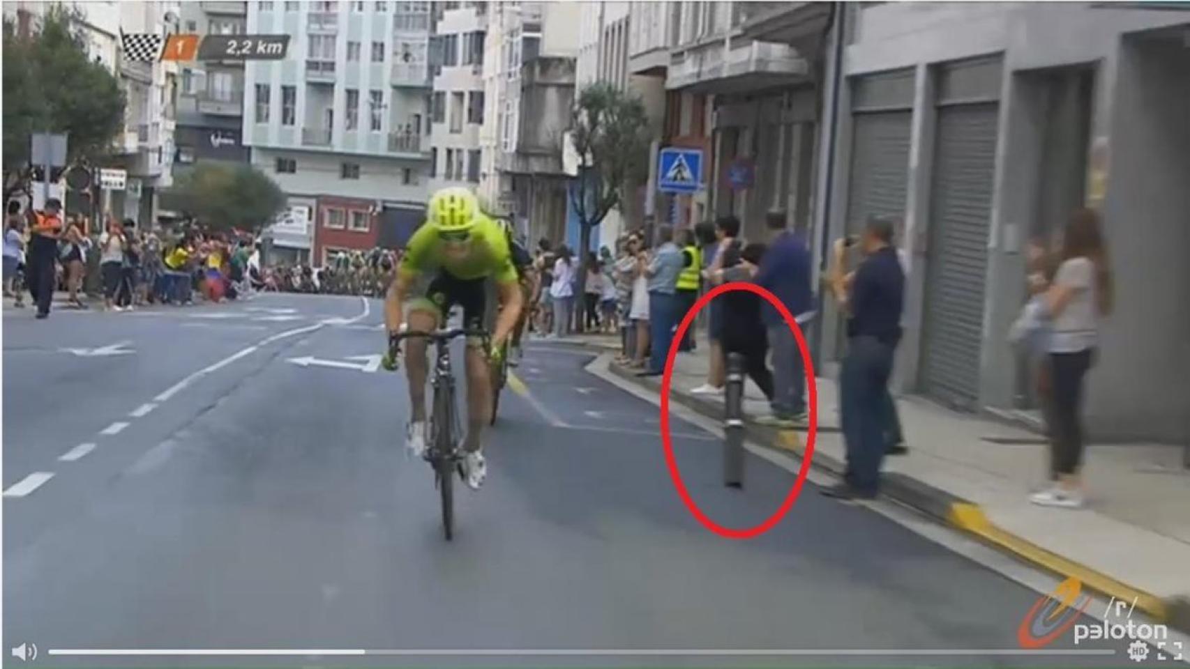 Imagen del bolardo en el medio de la carretera sin señalizar.