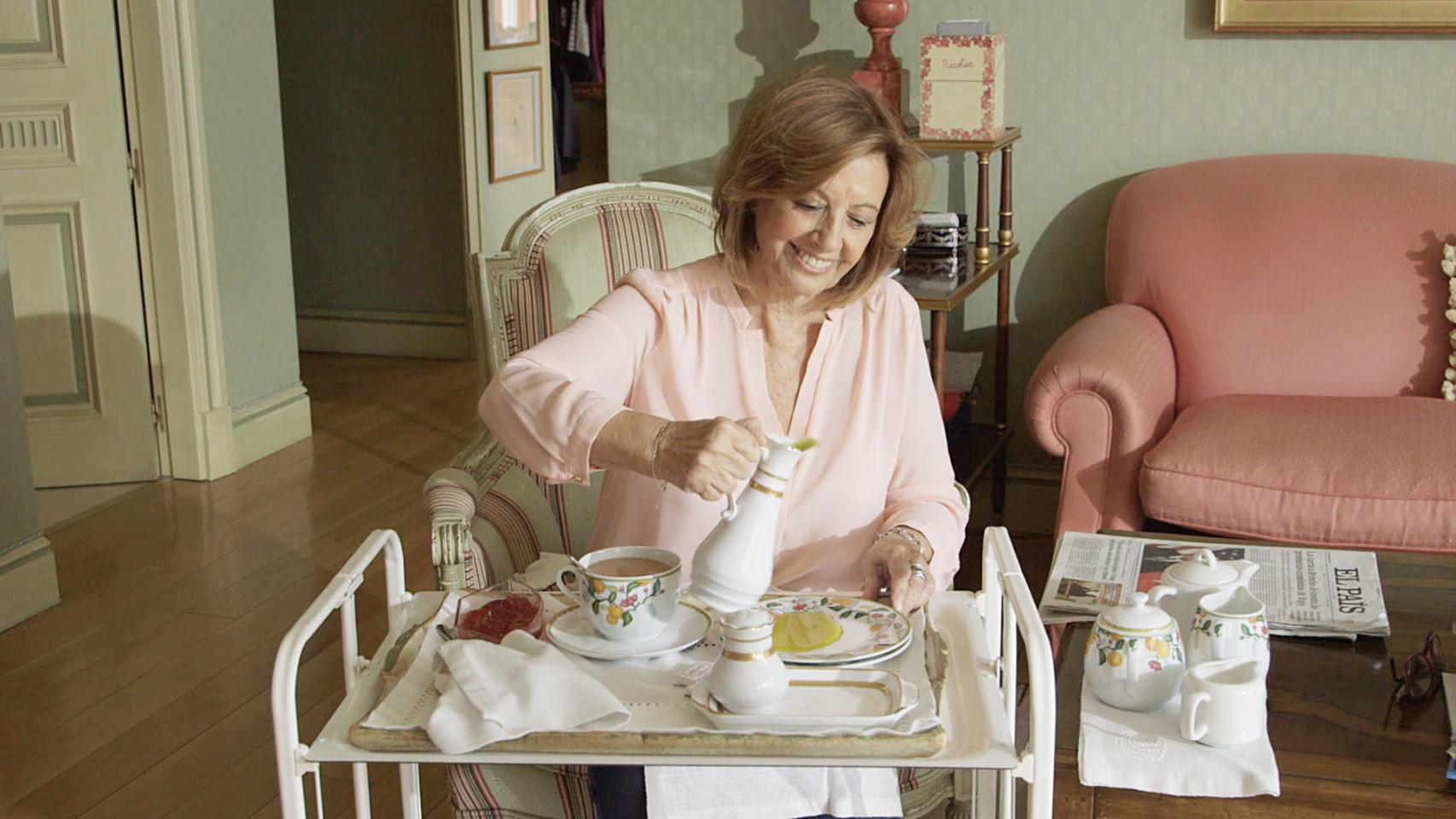 María Teresa Campos desayunando en su dormitorio.