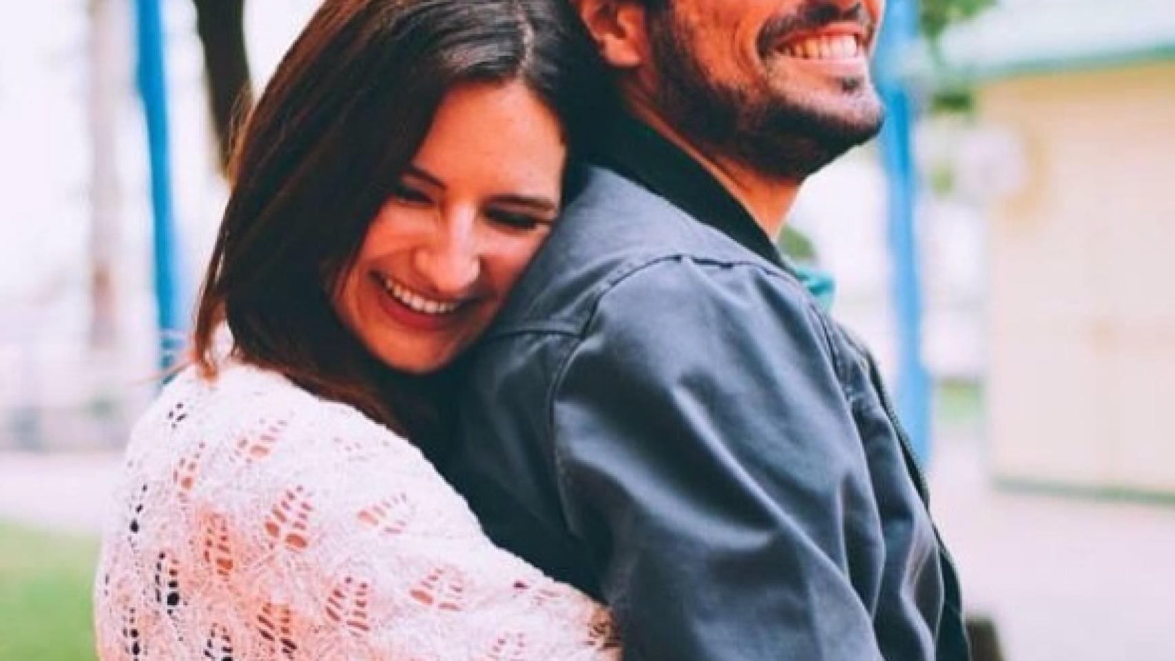 Alberto Garzón y su prometida, en una romántica instantánea.