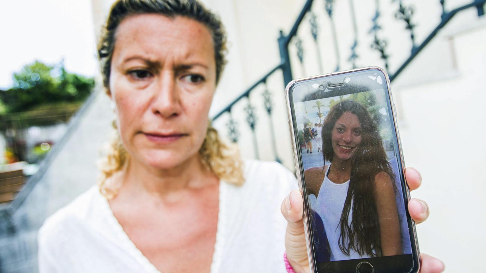 La madre de Valeria Quer, Diana López-Pinel, con una foto de su hija mayor, Diana.