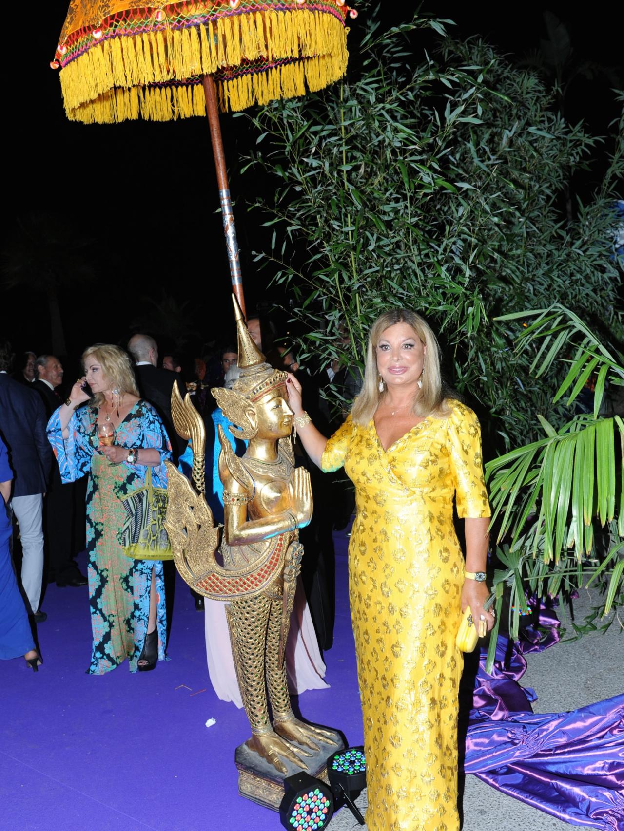 Olivia Valere ejerciendo de la anfitriona de la noche marbellí.