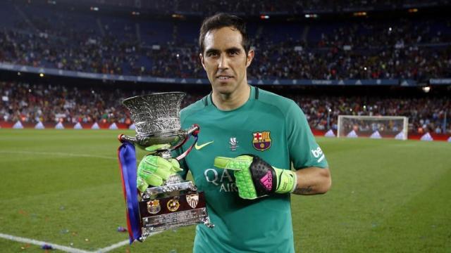 Claudio Bravo, con la Supercopa ganada este agosto.