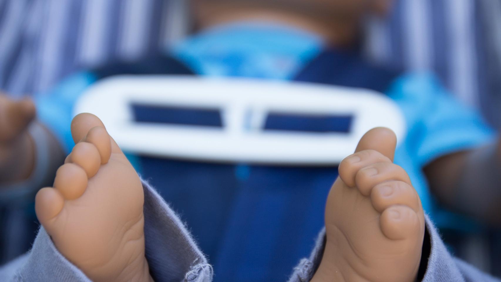 Los pies de uno de los muñecos.