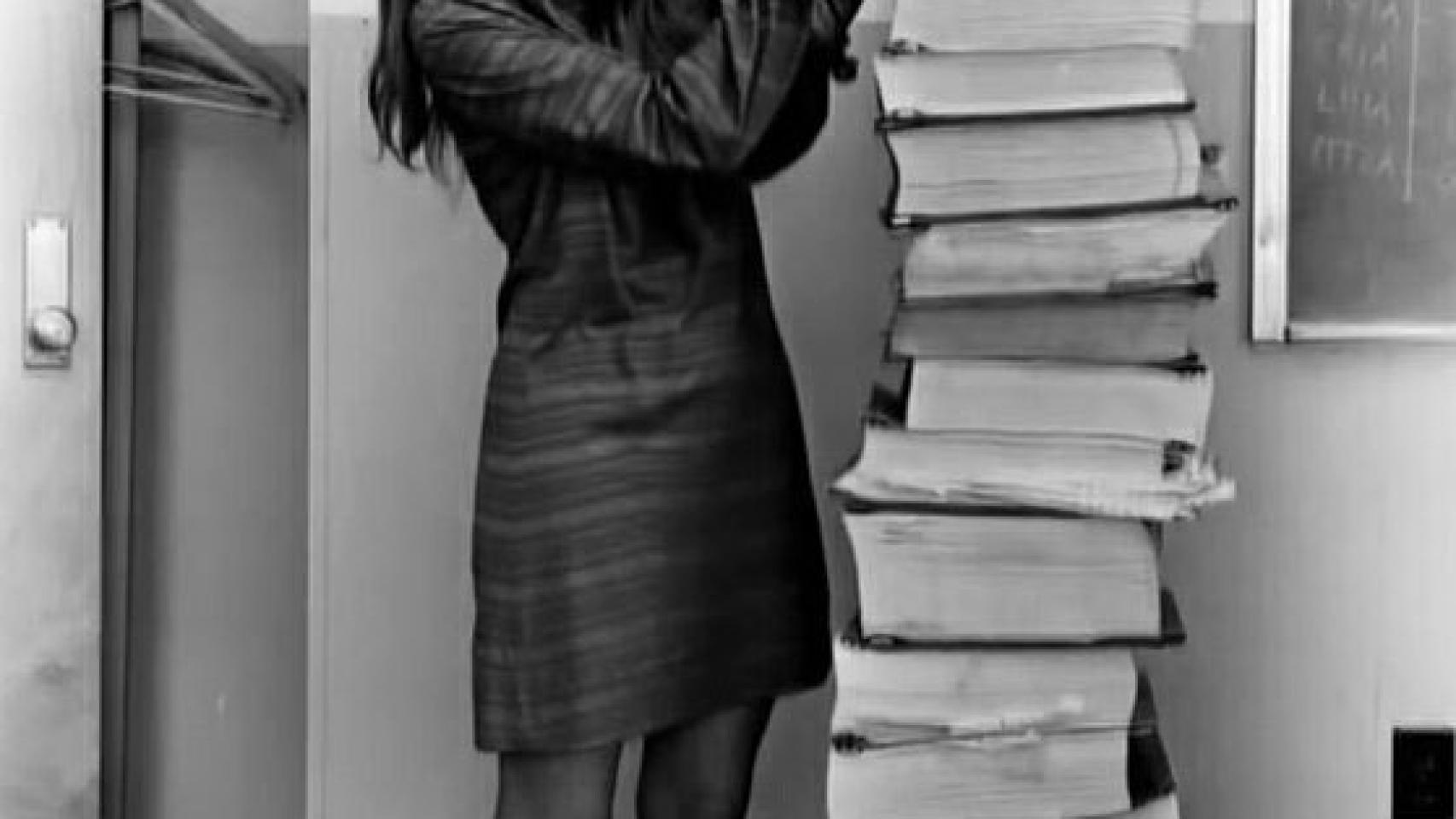 Margart Hamilton, con los volúmenes que recogen las líneas de código de programación insertadas en el ordenador del Apolo 11.