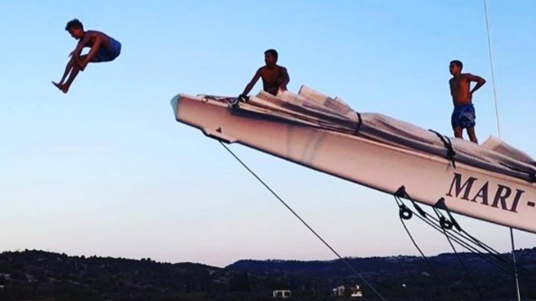 Los hijos de Pablo de Grecia y Marie Chantal se lanzan desde lo alto del yate.