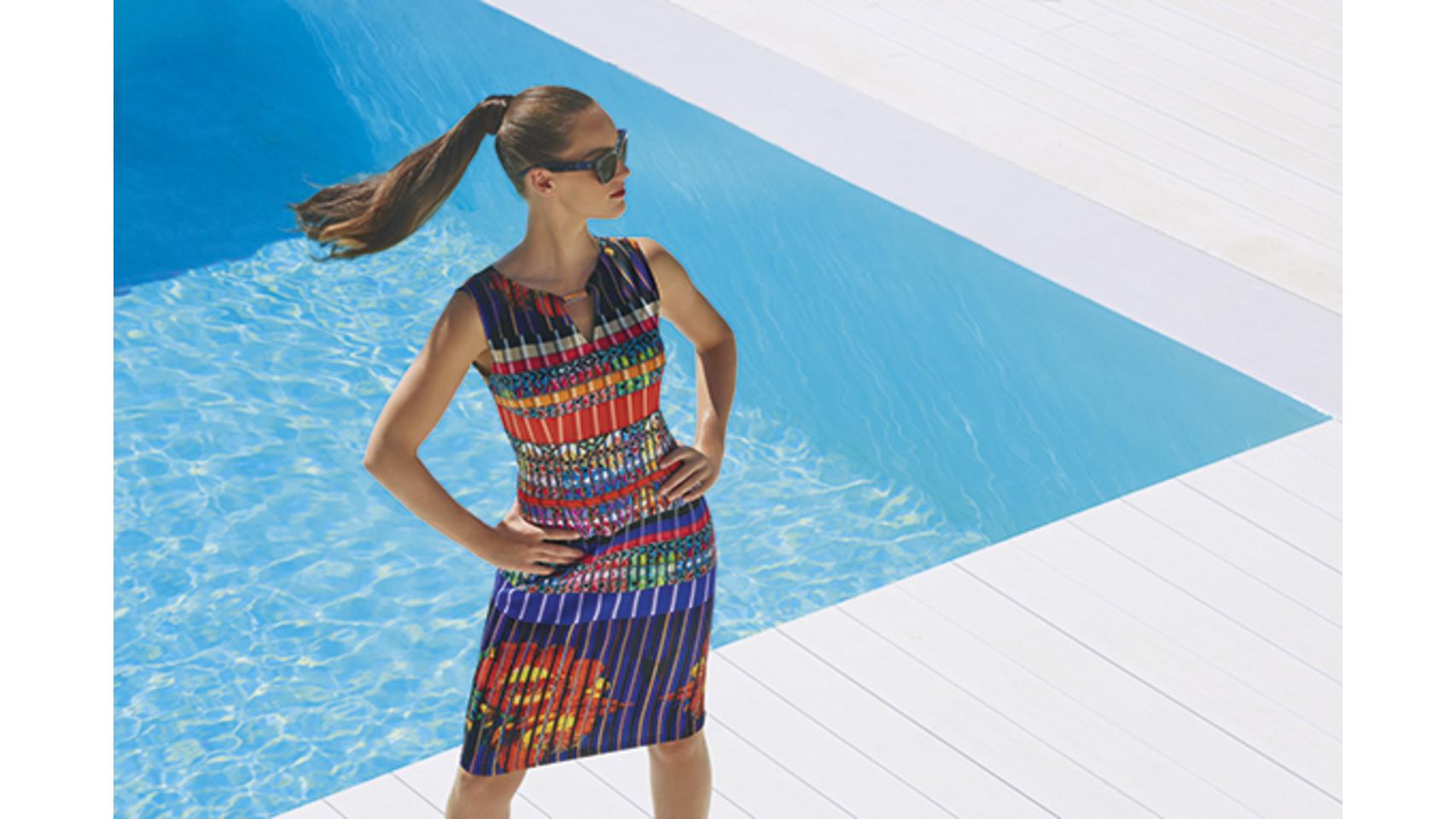 La modelo lleva un vestido de la marca Joseph Ribkoff.