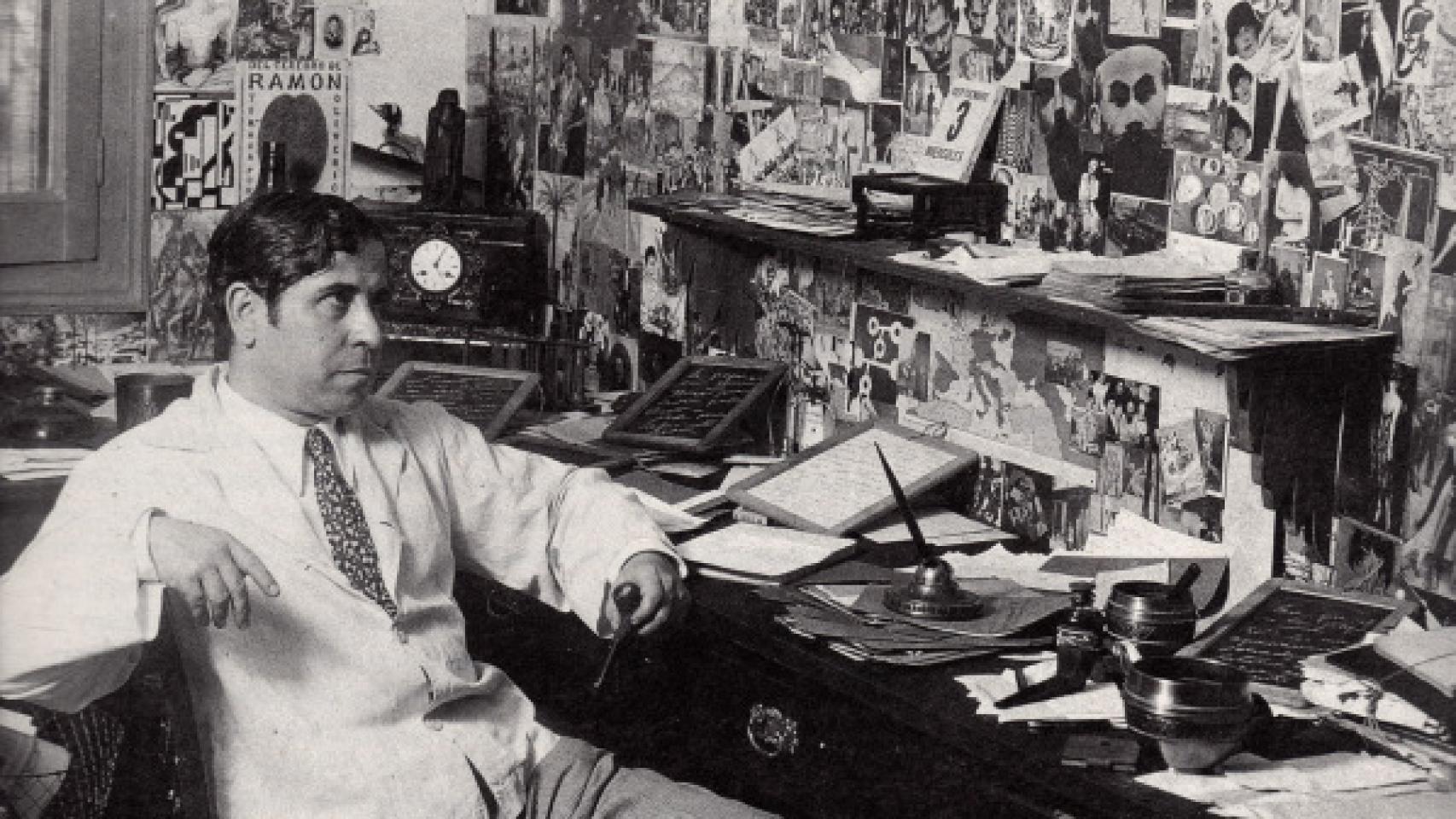Ramón Gómez de la Serna en su despacho de la calle Villanueva. 1930.