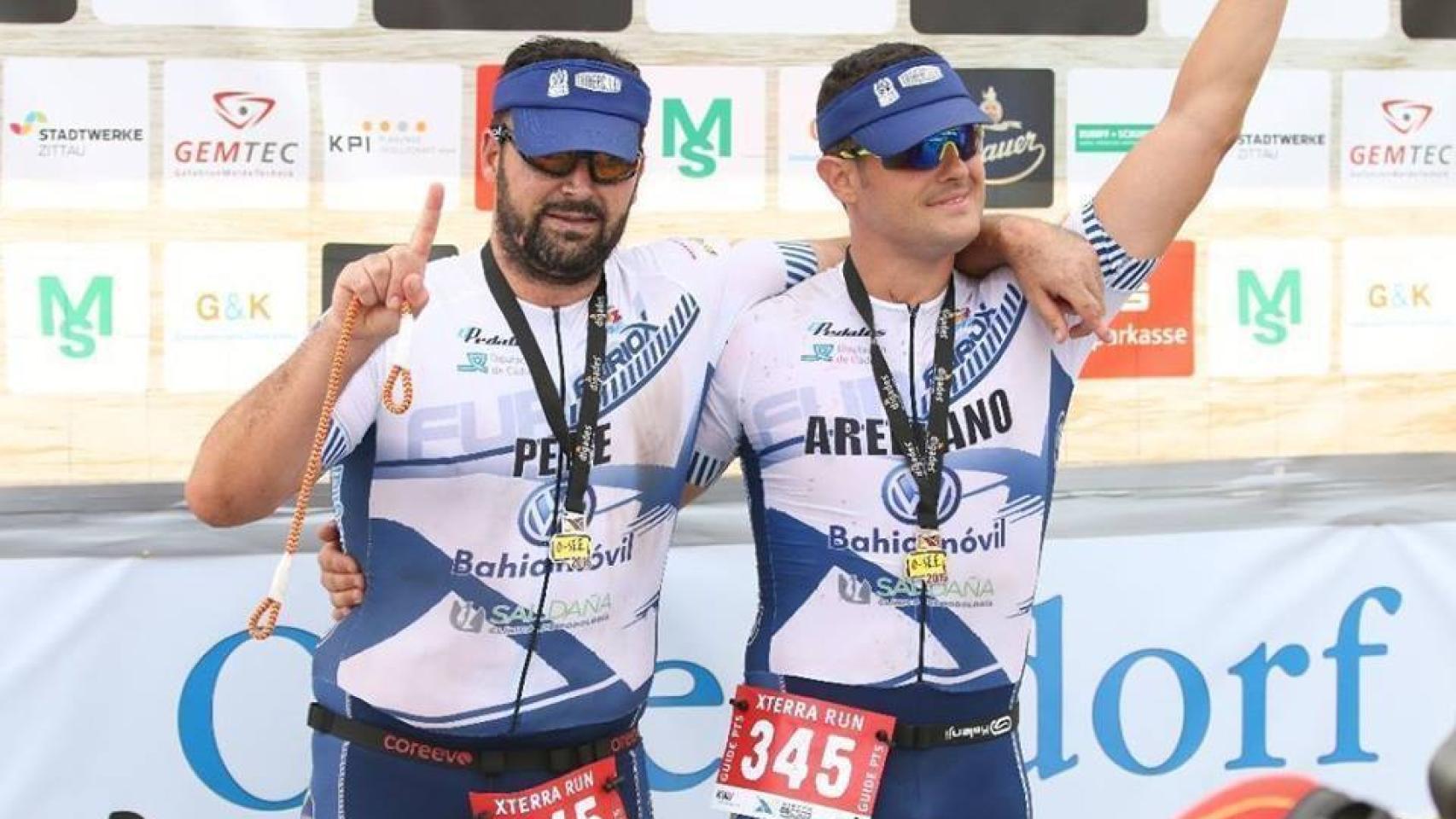 José Manuel Candón y Nico Arellanos celebran su victoria en el Cross Xterra.