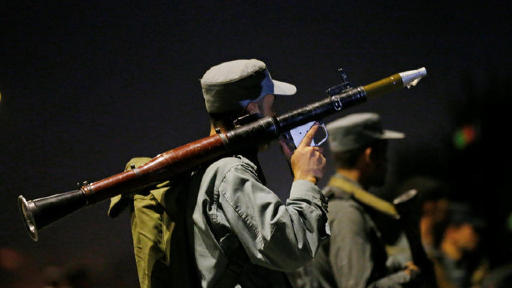 Un policía afgano durante el ataque a la Universidad Americana de kabul.