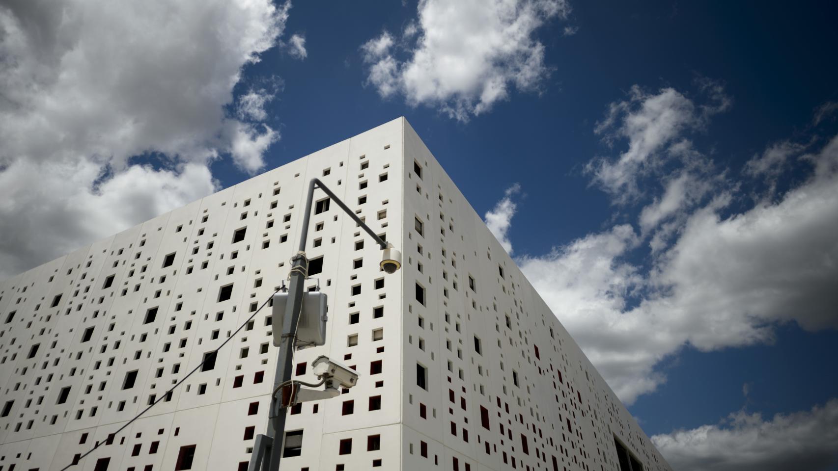 Una de las 106 cámaras que vigilan este recinto de 140.000 metros cuadrados