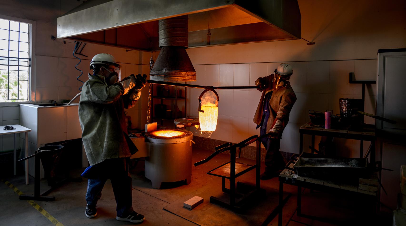 Álvaro Baena y un compañero, extrayendo el oro de las recipiente con el que lo recuperan.