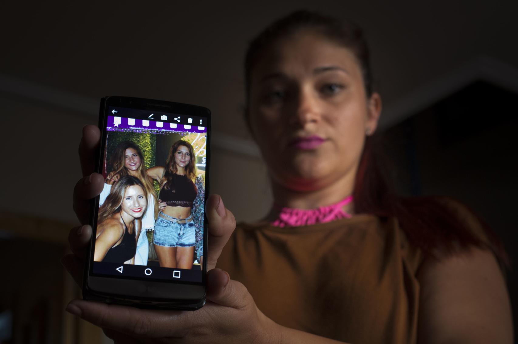 Esther Verdugo, Rosa González y Virginia Barea, en una foto que conserva en su móvil la hermana de la primera de las tres víctimas del último accidente de la Nacional IV, Mireia Verdugo.